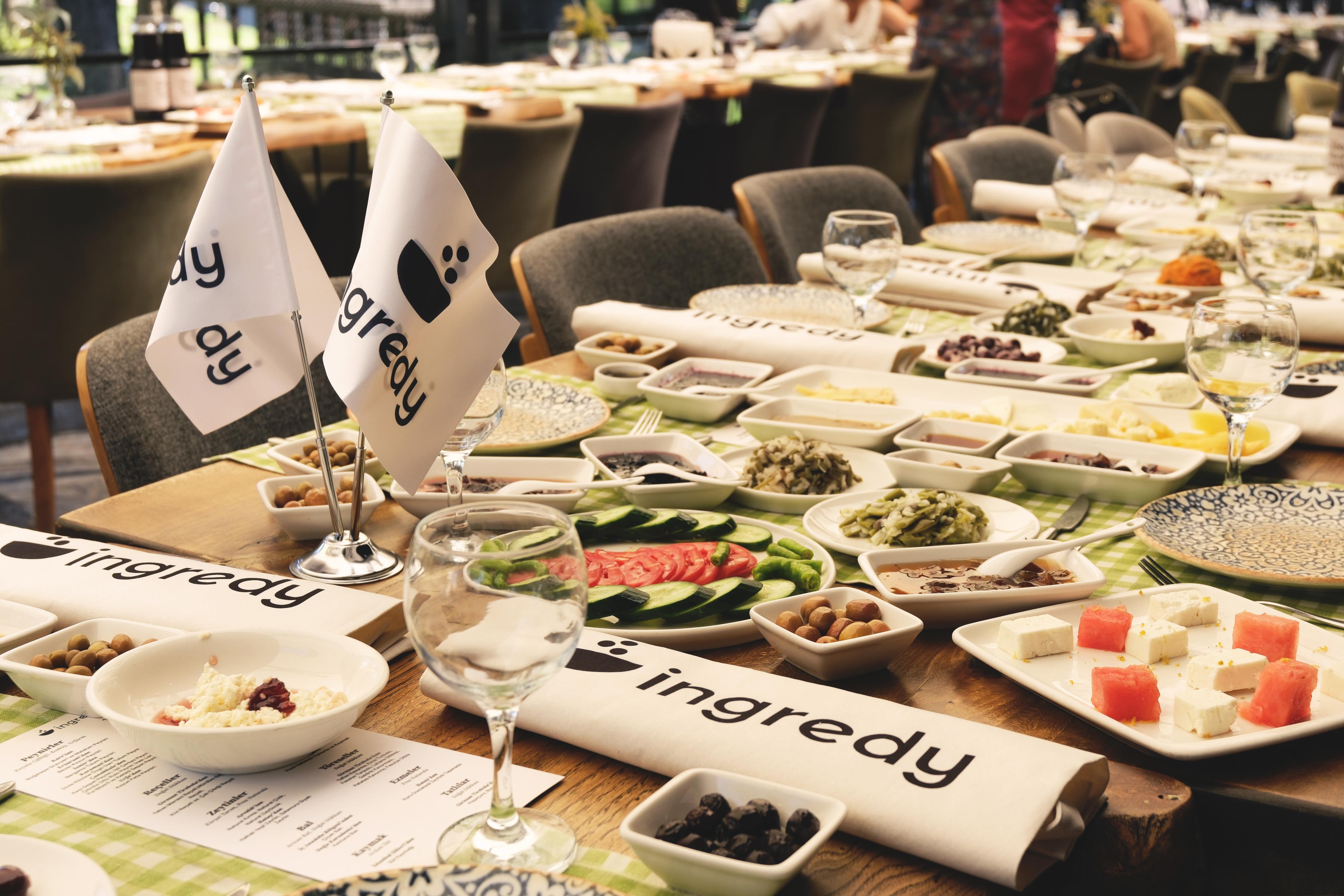 Bu masada görünenden fazlası var